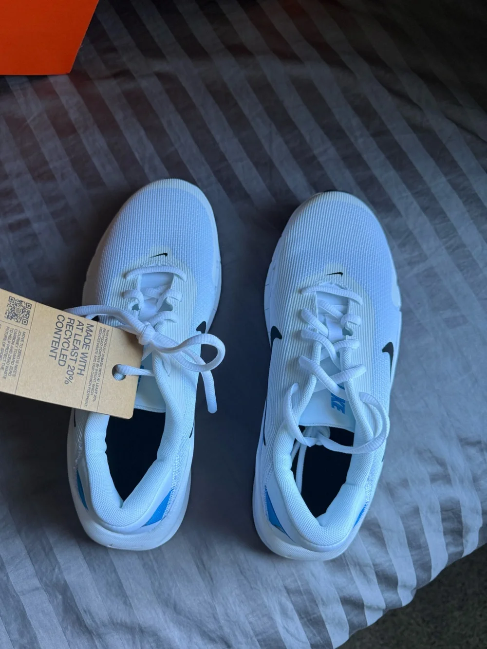 Nike Flex Trainers with Black Swoosh & Blue Accent - Picture 3 of 5